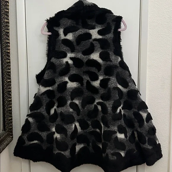 Rare Lorella Sgarbi Black White and Gray Wool Blend Patterned Faux Fur Vest Sz M - Picture 1 of 8